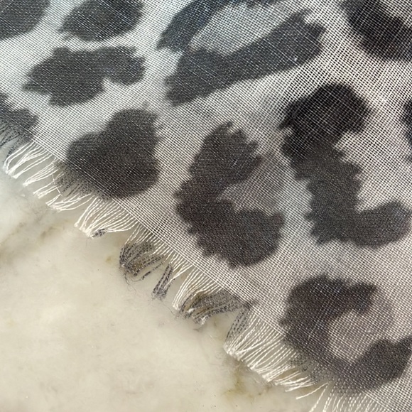 🔥5 for $15🔥 - Coco + Carmen animal print wrap - Picture 3 of 9